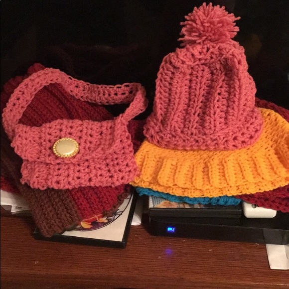 Crocheted POMPOM Beanie with Matching Purse - Picture 1 of 1